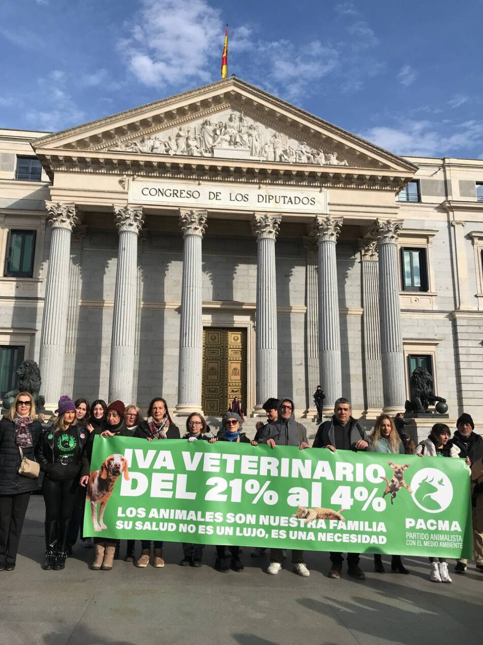 El presidente de PACMA se concentra frente al Congreso para exigir la bajada del IVA veterinario