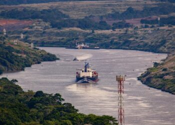 Presentan en EE.UU. un proyecto de ley para recomprar el canal de Panamá