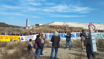 9 kilómetros a pie para pedir el cierre inmediato de la vieja incineradora de Valdemingómez