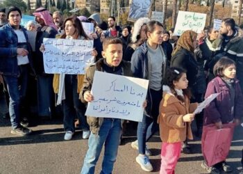 Protestan en Damasco por desaparición de miles de militares sirios