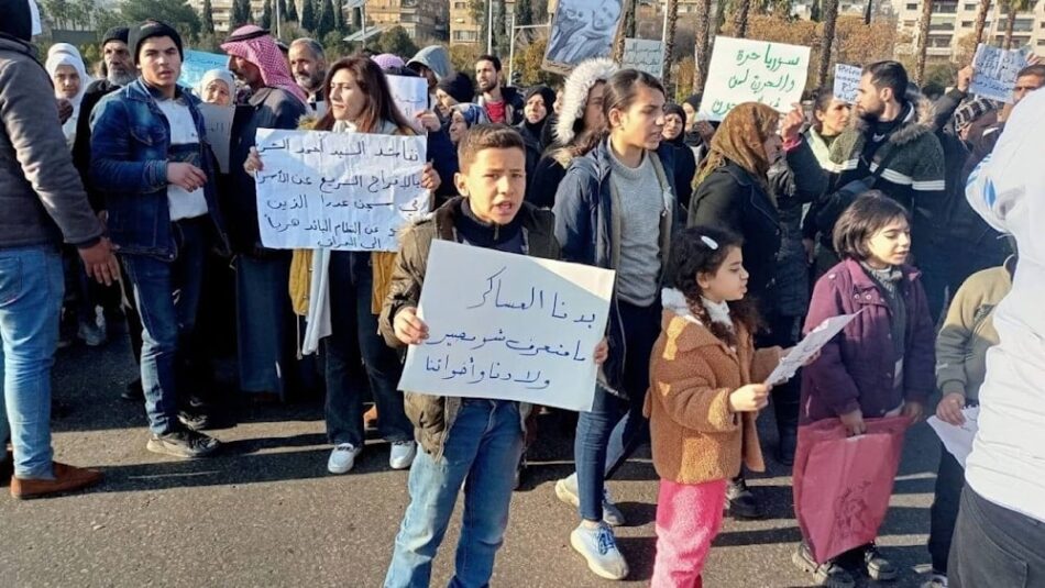 Protestan en Damasco por desaparición de miles de militares sirios