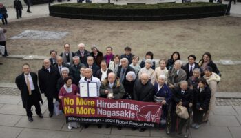 La organización Nihon Hidankyo, Premio Nobel de la Paz 2024, formada por supervivientes a los bombardeos de Hiroshima y Nagasaki, visita España para exigir la eliminación de las armas nucleares