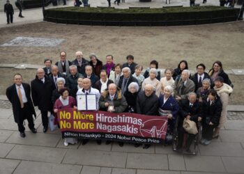 La organización Nihon Hidankyo, Premio Nobel de la Paz 2024, formada por supervivientes a los bombardeos de Hiroshima y Nagasaki, visita España para exigir la eliminación de las armas nucleares