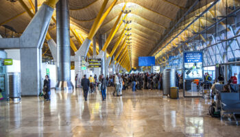 AENA: Despedidos los dos trabajadores que olvidaron a la anciana de 92 años en el aeropuerto de Madrid