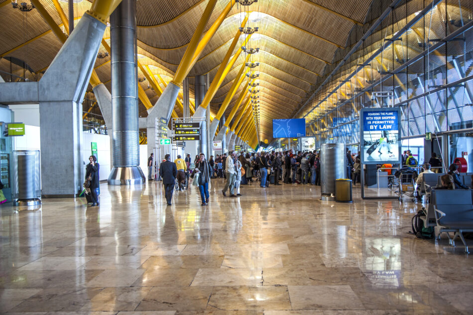 AENA: Despedidos los dos trabajadores que olvidaron a la anciana de 92 años en el aeropuerto de Madrid