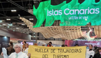 Rebelión Científica se manifiesta junto a activistas del Frente Común de Canarias en FITUR