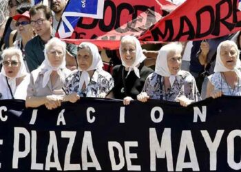 Madres de Plaza de Mayo realizan marcha en Argentina