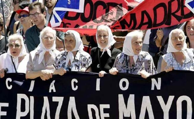 Madres de Plaza de Mayo realizan marcha en Argentina