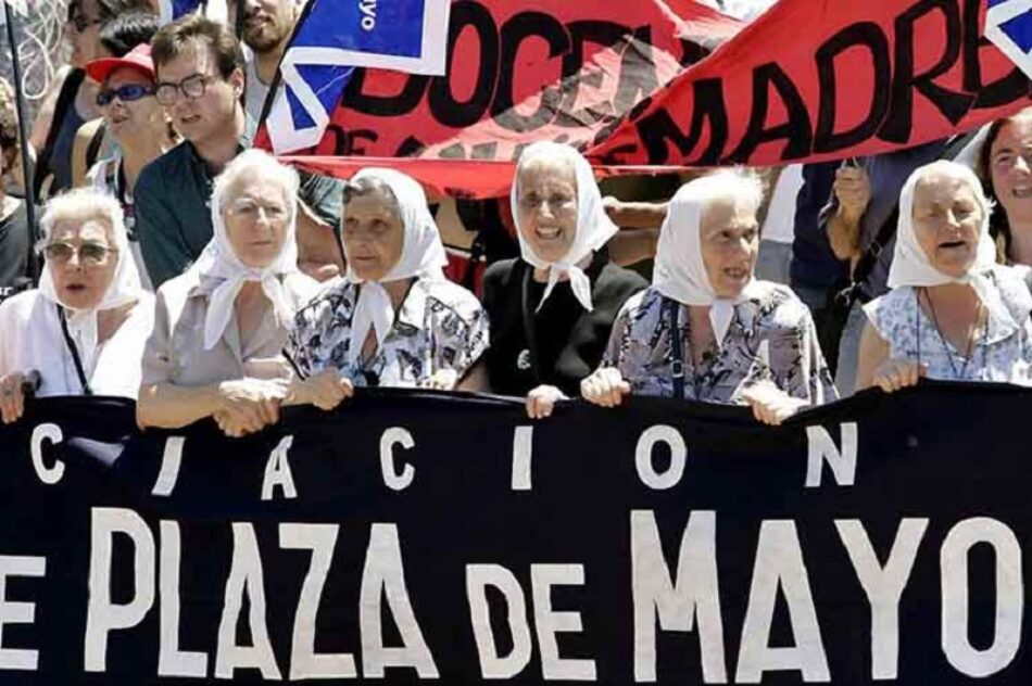 Madres de Plaza de Mayo realizan marcha en Argentina