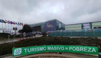 Ecologistas en Acción despliega una pancarta gigante en FITUR para denunciar los impactos de la masificación turística 