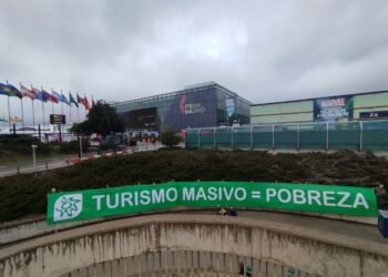 Ecologistas en Acción despliega una pancarta gigante en FITUR para denunciar los impactos de la masificación turística 