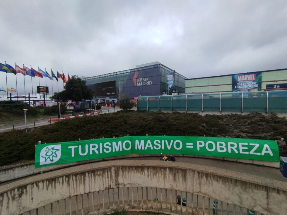 Ecologistas en Acción despliega una pancarta gigante en FITUR para denunciar los impactos de la masificación turística 