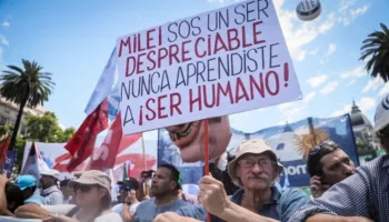 Sigue la motosierra de Milei: Gobierno de Argentina despide a 1.400 trabajadores de salud