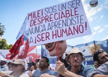 Sigue la motosierra de Milei: Gobierno de Argentina despide a 1.400 trabajadores de salud