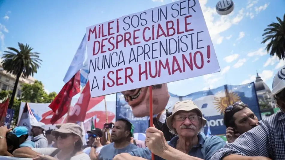 Sigue la motosierra de Milei: Gobierno de Argentina despide a 1.400 trabajadores de salud