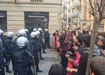 Guàrdia Urbana y los Mossos cargan violentamente contra los concentrados y desalojan la Antiga Massana sin notificación previa