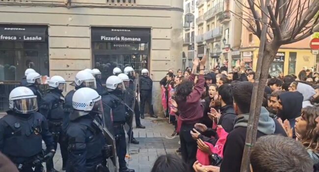 Guàrdia Urbana y los Mossos cargan violentamente contra los concentrados y desalojan la Antiga Massana sin notificación previa