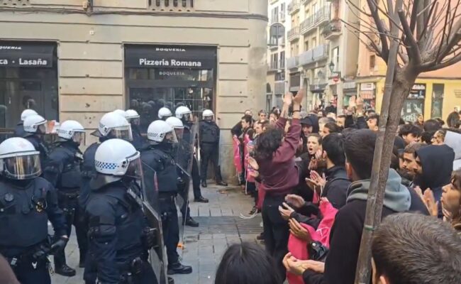 Guàrdia Urbana y los Mossos cargan violentamente contra los concentrados y desalojan la Antiga Massana sin notificación previa