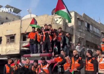 HAMAS e Israel comienzan intercambio de prisioneros tras alto el fuego