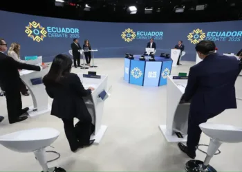 Candidatos presidenciales de Ecuador asisten al debate electoral