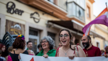 Adelante Andalucía critica la ausencia de Sanz en la concentración contra la agresión homófoba en San Luis (Sevilla)