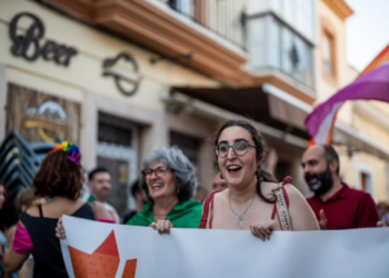 Adelante Andalucía critica la ausencia de Sanz en la concentración contra la agresión homófoba en San Luis (Sevilla)