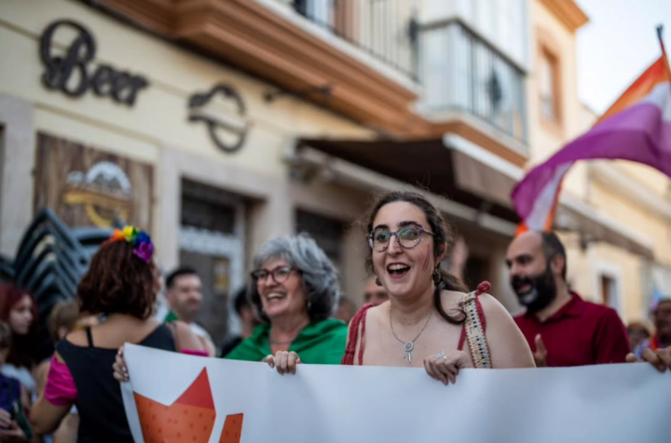 Adelante Andalucía critica la ausencia de Sanz en la concentración contra la agresión homófoba en San Luis (Sevilla)