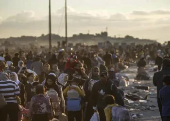 Soldados israelíes obligan abandonar a miles de palestinos el campo de refugiados de Tulkarem