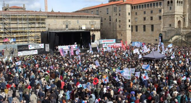 «O Obradoiro énchese do clamor unánime en defensa da nosa lingua»