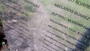 Los noventa nombres de las víctimas de la represión enterradas en el cementerio de Celanova (Orense)