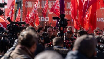 CCOO y UGT exigieron en las movilizaciones de ayer la aprobación sin más dilaciones de la subida de las pensiones: «Con los derechos de la gente no se juega»