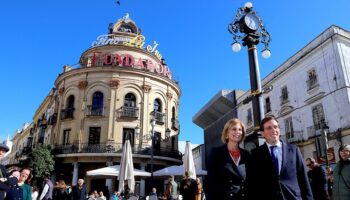 Adelante denuncia el «circo mediático» de la alcaldesa de Jerez con la reapertura de la Plaza de Madrid, calificándolo de «reestreno de Bienvenido Mr. Marshall»