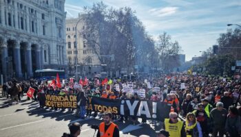 Sindicatos, asociaciones vecinales y plataformas inundan las calles de Madrid para exigir una vivienda digna y sostenible