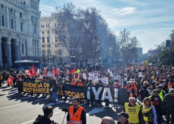 Sindicatos, asociaciones vecinales y plataformas inundan las calles de Madrid para exigir una vivienda digna y sostenible