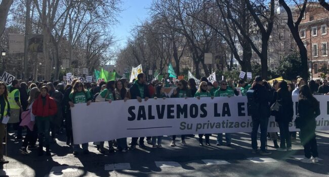 Sindicatos y colectivos recorren las calles de Madrid en defensa de la Educación Pública