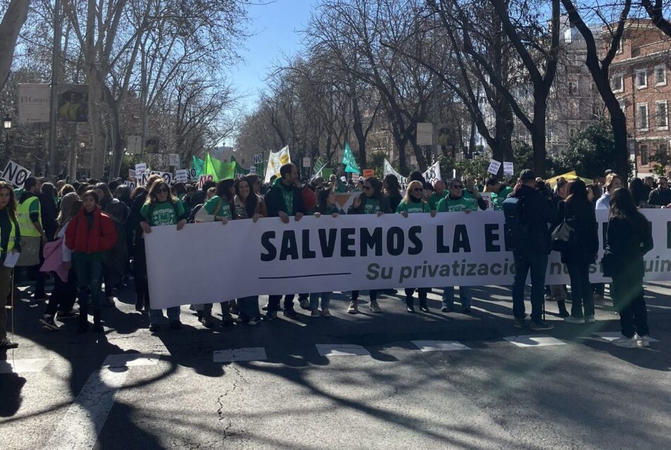 Sindicatos y colectivos recorren las calles de Madrid en defensa de la Educación Pública