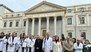 Los médicos rechazan el borrador de Estatuto Marco en una concentración frente al Congreso de los Diputados