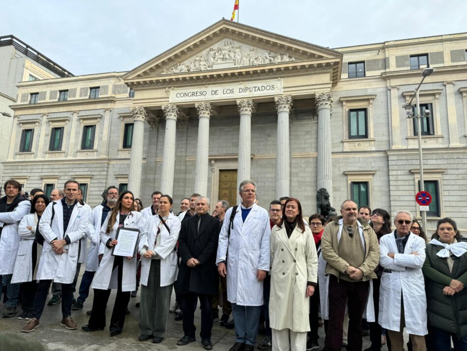 Los médicos rechazan el borrador de Estatuto Marco en una concentración frente al Congreso de los Diputados