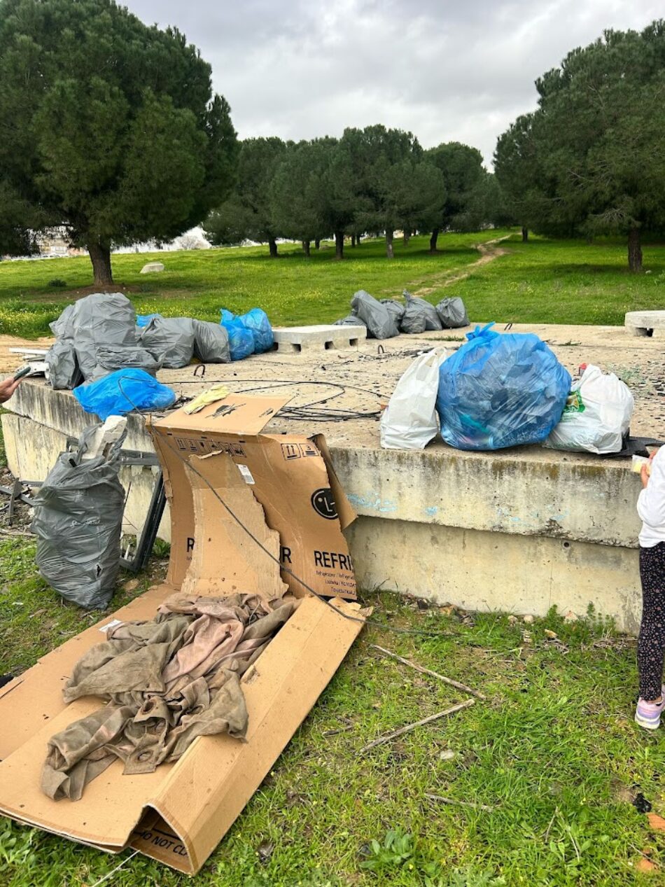 Vecinas y vecinos de Bellavista recogen gran cantidad de basura en los terrenos de Cortijo de Cuarto (Sevilla)