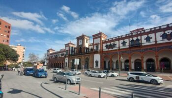 Proponen cerrar al tráfico la plaza de la Estación de Jerez a excepción de los servicios públicos