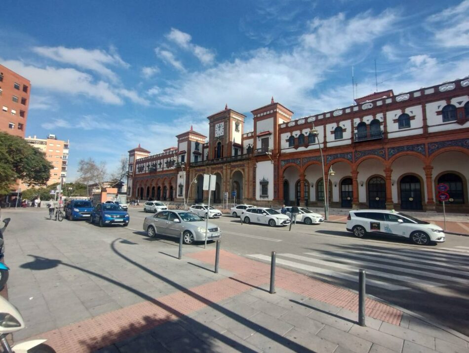 Proponen cerrar al tráfico la plaza de la Estación de Jerez a excepción de los servicios públicos