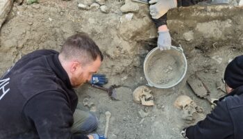 Encuentran los primeros restos humanos en la fosa de los guerrilleros antifranquistas de Agrón (Granada)