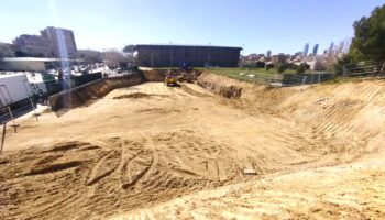 El Ayuntamiento de Madrid construye un cantón de limpieza dentro de un polideportivo, talando árboles y destrozando un sendero peatonal recién hecho