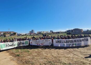 Centenares de personas claman por la restauración coordinada de una Albufera golpeada por la DANA