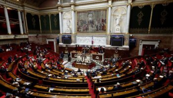 Asamblea Nacional francesa debate presupuesto, tormenta a la vista