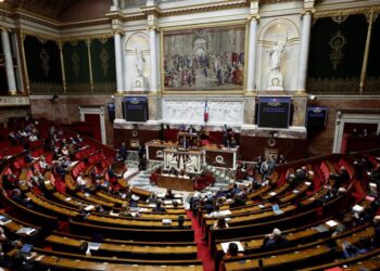 Asamblea Nacional francesa debate presupuesto, tormenta a la vista