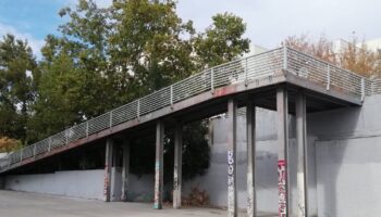 Cadena humana por el arreglo de la pasarela que une el Metro Miguel Hernández con la calle León Felipe (Vallecas, Madrid)