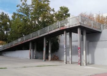 Cadena humana por el arreglo de la pasarela que une el Metro Miguel Hernández con la calle León Felipe (Vallecas, Madrid)