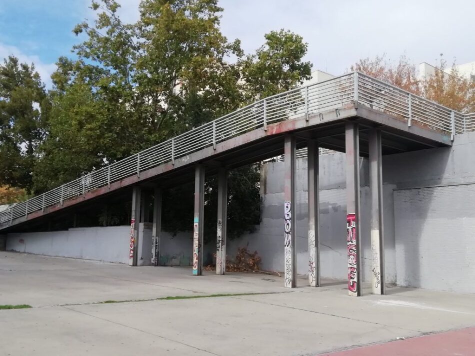 Cadena humana por el arreglo de la pasarela que une el Metro Miguel Hernández con la calle León Felipe (Vallecas, Madrid)