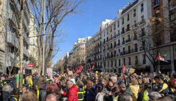 La plantilla de Correos, en huelga, se moviliza contra la firma que modifica el convenio colectivo bajo el lema “No al Acuerdo Marco”